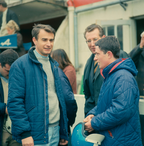 Jacques Cheinisse in conversazione con Jean-François Piot nel 1970. © IXO Collections SAS - Tous droits réservés. Crédits photo © Renault D.R. / Archives et Collections