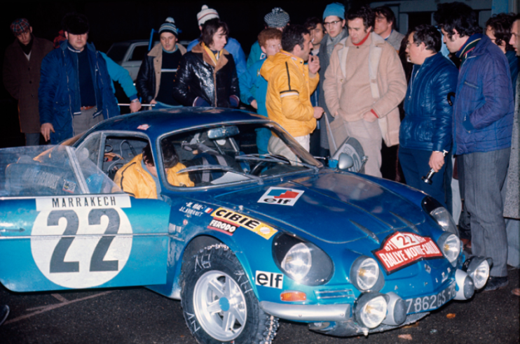Assistenza durante il Rally di Monte Carlo del 1971: Jacques Cheinisse e Jean-Claude Andruet stanno probabilmente decidendo la strategia di gara prima di ripartire con la Berlinette. © IXO Collections SAS - Tous droits réservés. Crédits photo ©  Renault D.R. / Archives et Collections