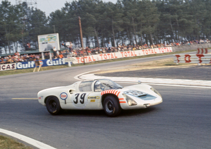 The Porsche 910 entered in the Sport-Prototype class and driven by Christian Poirot and Pierre Maublanc finished 9th overall in 1969 and won the class 1,601 at 2,000 cm3. © IXO Collections SAS - Tous droits réservés. Crédits photo © Porsche / D.R.