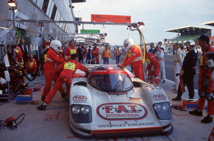 Pit refuelling for the Dauer-Porsche 962 LM from the Joest Racing team that won in 1994 with Mauro Baldi, Yannick Dalmas and Hurley Haywood. © IXO Collections SAS - Tous droits réservés.  Crédits photo © Porsche / D.R.