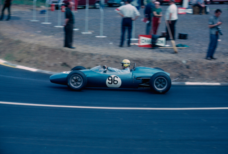 Henri Grandsire in action during the 1965 F3 race on the small Saint-Genès-Champanelle circuit (63). © IXO Collections SAS - Tous droits réservés.  Crédits photo © Renault Communication / D.R.