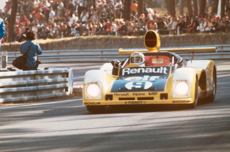 The Alpine A442, driven by Jabouille and Bell, retired as it had the previous year at Le Mans in 1977. But victory was close at hand! © IXO Collections SAS - Tous droits réservés.  Crédits photo © Renault Communication / D.R.