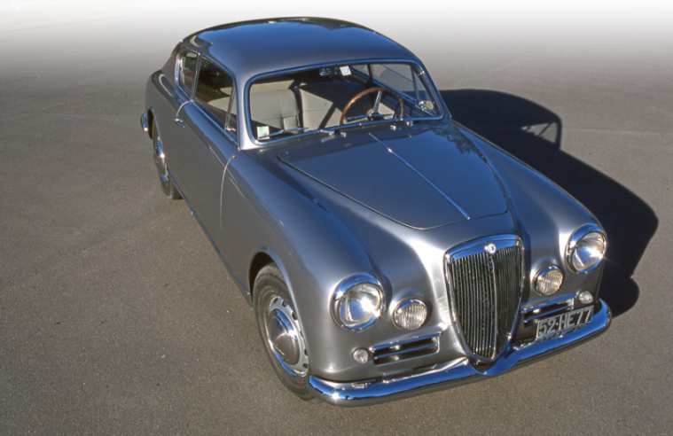 Since the early 1930s, Lancia cars have been named after places of ancient Rome. The Via Aurelia was a Roman road in the south of France. © IXO Collections SAS - Tous droits réservés. Crédits photo © Lancia D.R.