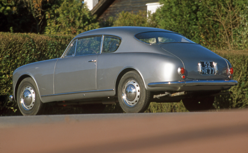 The bodywork of the B20 coupé GT, designed by Mario Boano on behalf of designer Ghia, was manufactured by Pininfarina. © IXO Collections SAS - Tous droits réservés. Crédits photo © © Lancia D.R.