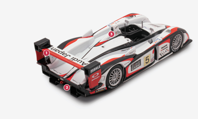 1. The wing of the 2004 version of the R8 is due to regulations straighter and shorter than the previous one while being refocused due to the reduction of the rear overhang. 2. The turbo V8 direct injection received in 2003 a flange on the intake reducing the power by approximately 75 hp from the 625 previously credited. In 2005, power would further decrease to 520 hp 3. The name of Tom Kristensen is the only one that appears in all Audis teams that won the 24 Hours of Le Mans over the period from 2000 to 2005.© IXO Collections SAS - Tous droits réservés. 
