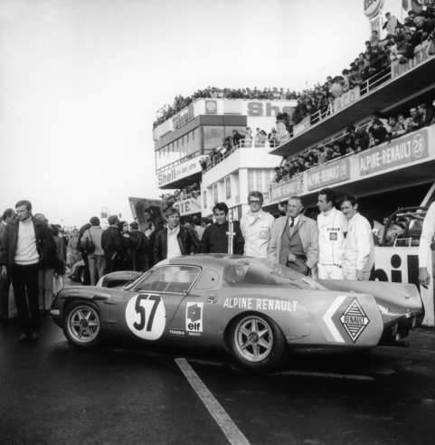 1970, die Alpine von Serpaggi/Le Guellec. Rechts von ihnen stehen Amédée Gordini, Jean-Pierre Jabouille und Jean-Luc Thérier. © IXO Collections SAS - Tous droits réservés. Crédits photo © Renault D.R. 