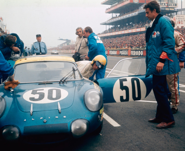 Ebenfalls in Le Mans, dieses Mal 1969: Alain Serpaggi beim Aussteigen aus seinem A210, um aufzutanken.© IXO Collections SAS - Tous droits réservés. Crédits photo © Renault D.R.