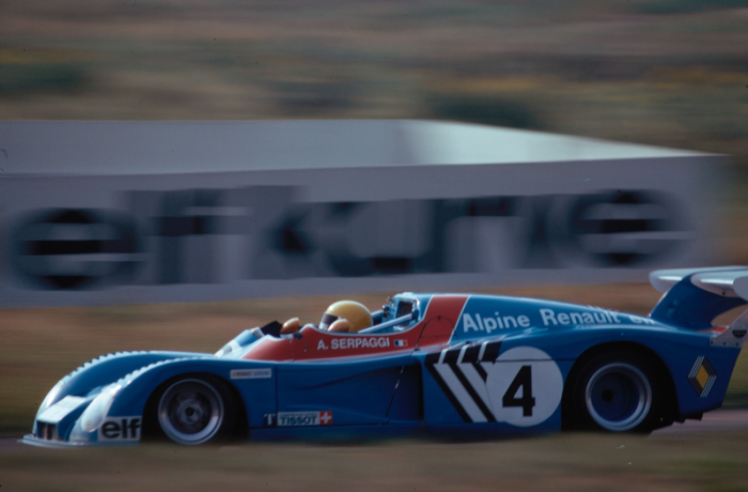 1974: Die berühmte Alpine A440, die vom späteren Europameister virtuos gefahren wird. © IXO Collections SAS - Tous droits réservés. Crédits photo ©  Renault D.R.