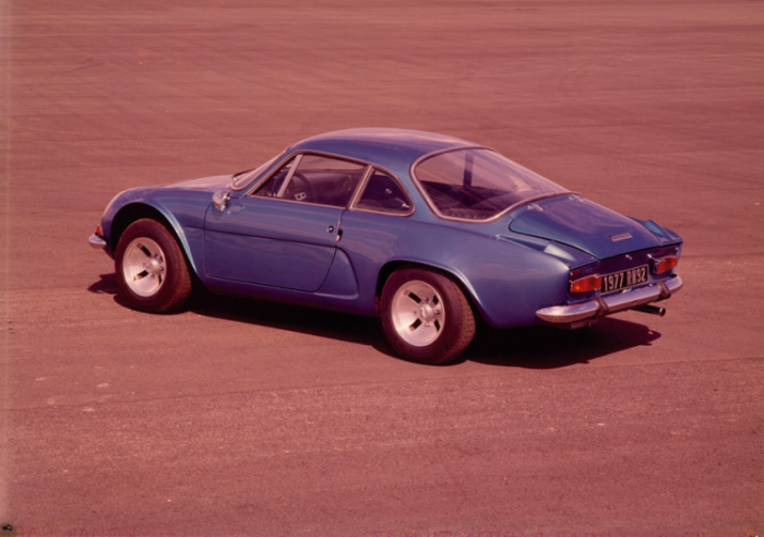 Der 1600 SX hat, wie alle Alpine- Autos, einen Heckmotor, wodurch es möglich ist, eine schräge Motorhaube zu haben.  © IXO Collections SAS - Tous droits réservés. Crédits photo ©  Renault D.R. / Archives et Collections