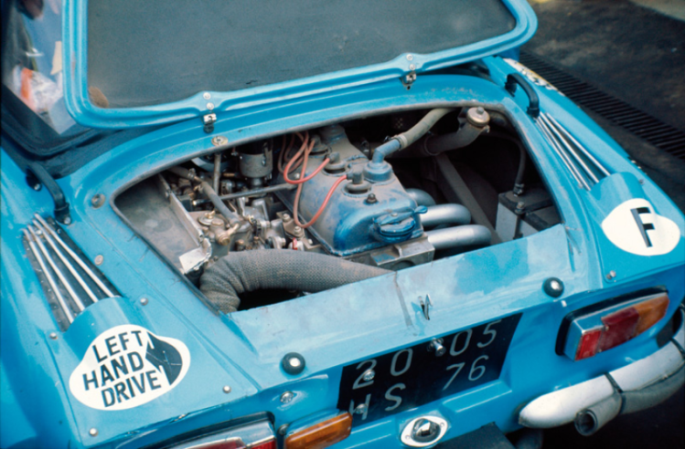 Motoransicht der A110, die von Jean-Luc Thérier bei der East African Safari 1975 gefahren wurde. Der Aufkleber weist auf Linkslenkung hin . © IXO Collections SAS - Tous droits réservés. Crédits photo ©  Renault D.R. / Archives et Collections