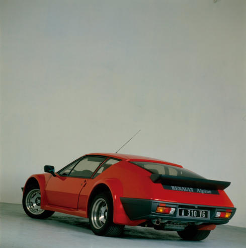 Der A310 V6 von 1982 ist zwar weit entfernt vom A110, hat aber immer noch seinen Motor im Heck.  © IXO Collections SAS - Tous droits réservés. Crédits photo ©  Renault D.R. / Archives et Collections