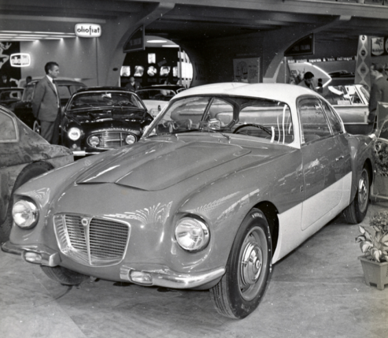 The Lancia Appia GTZ, shown here as the "Cammello" prototype of 1956, features the characteristics of the Zagato bodywork of the period: double bubble on the roof and vast areas of glass. © IXO Collections SAS - Tous droits réservés. Crédits photo © Lancia D.R.