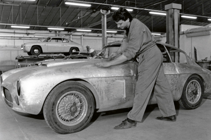 For a long time, Zagato bodies were built by craftsmen in limited numbers. Here a Maserati A6G 2000 from 1956. © IXO Collections SAS - Tous droits réservés. Crédits photo © Lancia D.R.