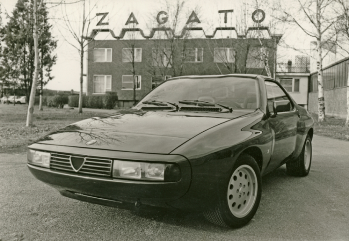 At the 1983 Geneva Motor Show, Zagato Industrial Design presented the Alfa Romeo Zeta 6 prototype, pictured here in front of the coachbuilder's headquarters in Terrazzano di Rho, near Milan. © IXO Collections SAS - Tous droits réservés. Crédits photo © Lancia D.R.
