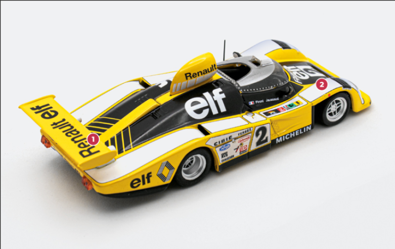 1. Sulle A442 e 443 del 1978 i montanti dell’alettone posteriore sono stati modificati con l’aggiunta di convogliatori d’aria. Soltanto la vettura del team Calberson è ancora in configurazione 1977. 2. Nel 1978 le vetture Sport biposto da competizione sono classificate come Gruppo 6 e corrono in un campionato specifico. Soltanto a partire dal 1979 i prototipi torneranno a gareggiare per il Mondiale Marche insieme al Gruppo 5.© IXO Collections SAS - Tous droits réservés. 