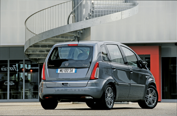 The Lancia Musa has a prominent tailgate framed by large vertical lights, giving it a very distinguished line that is enhanced by a carefully chosen range of colours for the bodywork. © IXO Collections SAS - Tous droits réservés. Crédits photo © Lancia D.R.