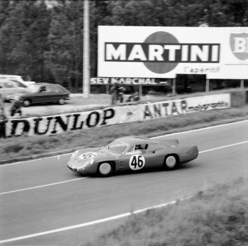 Der M65 von Mauro Bianchi und Henri Grandsire konnte 1965 wegen eines Getriebeschadens nur 32 Runden fahren. © IXO Collections SAS - Tous droits réservés. Crédits photo © Renault D.R. / Archives et Collections 