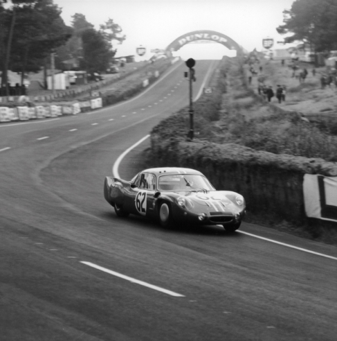 Grandsire und Cella belegten 1966 mit ihrer 1300 cm3 großen A210 einen hervorragenden neunten Platz in der Gesamtwertung. © IXO Collections SAS - Tous droits réservés. Crédits photo © Renault D.R. / Archives et Collections