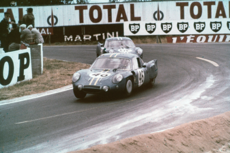 : Die Alpine fehlt im Jahr 1965 im Ziel. Die "M" (63, 64 und 65) wurden endgültig zugunsten der A210 aufgegeben. © IXO Collections SAS - Tous droits réservés. Crédits photo ©   Archives et Collections