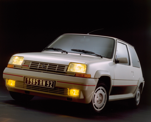 Der R5 GT Turbo von 1985; die roten Zierstreifen wurden seinerzeit für die Sportversionen der Serienfahrzeuge verwendet. © IXO Collections SAS - Tous droits réservés. Crédits photo ©   Renault D.R. / Archives et Collections