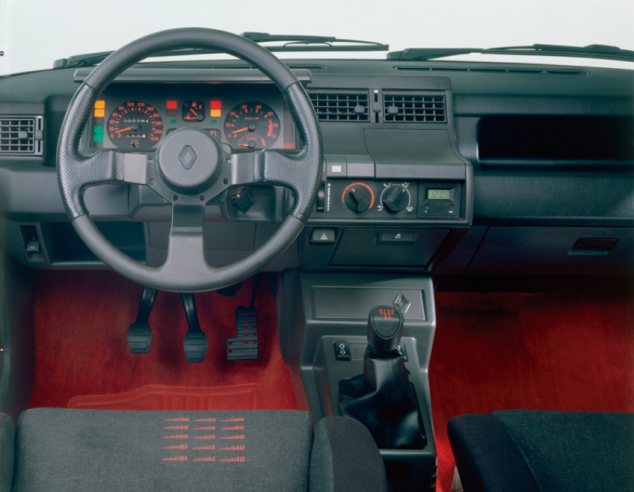 Innenraum des Modells von 1988: Die Instrumentierung ist ziemlich vollständig, aber der Gesamteindruck ist trotz des Dreispeichenlenkrads spartanisch.  © IXO Collections SAS - Tous droits réservés. Crédits photo ©  Renault D.R. / Archives et Collections