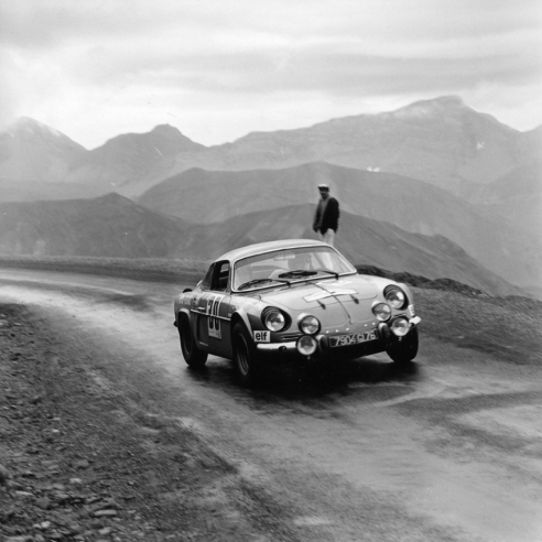 In 1969 war Alpine im Bergrennen und im Rallyesport gut eingeführt. Hier bei der Coupe des Alpes. © IXO Collections SAS - Tous droits réservés. Crédits photo © Archives et Collections