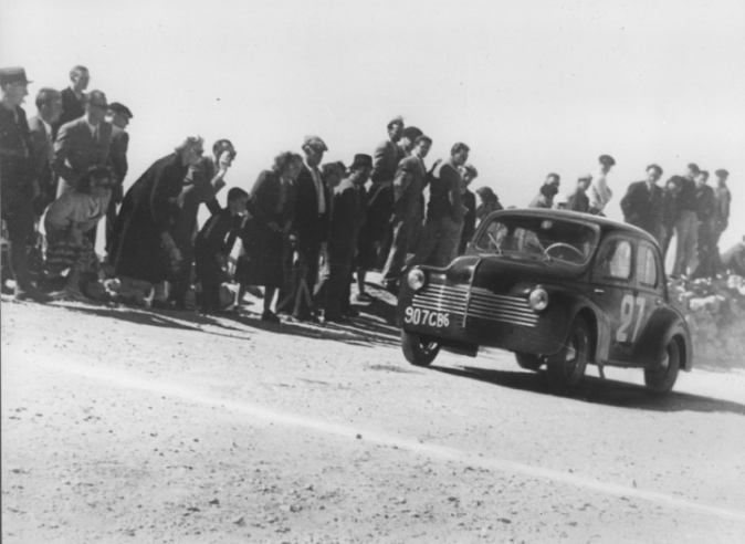 Bereits in 1948 bestieg der 4CV den Mont Ventoux, hier mit Francois Landon. © IXO Collections SAS - Tous droits réservés. Crédits photo © Renault D.R. / Archives et Collections 