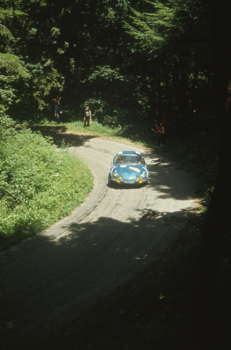 In 1971 geht eine Berlinette bei einem Bergrennen in der Kurve verloren. Beim Bergrennen geht es auch um die Veränderung von Licht zwischen Schatten und gleißender Sonne. © IXO Collections SAS - Tous droits réservés. Crédits photo © Renault D.R. / Archives et Collections