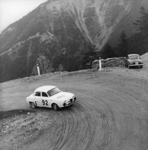 Eine Dauphine bei der Rallye Coupe des Alpes im Jahr 1959, hier bei einer Wertungsprüfung. © IXO Collections SAS - Tous droits réservés. Crédits photo ©   Archives et Collections