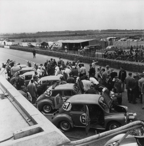 Eine andere Ära: eine große Anzahl von 4-CV- Autos bei der Vorbereitung auf die 24 Stunden von Le Mans 1952. © IXO Collections SAS - Tous droits réservés. Crédits photo ©   Renault D.R. / Archives et Collections