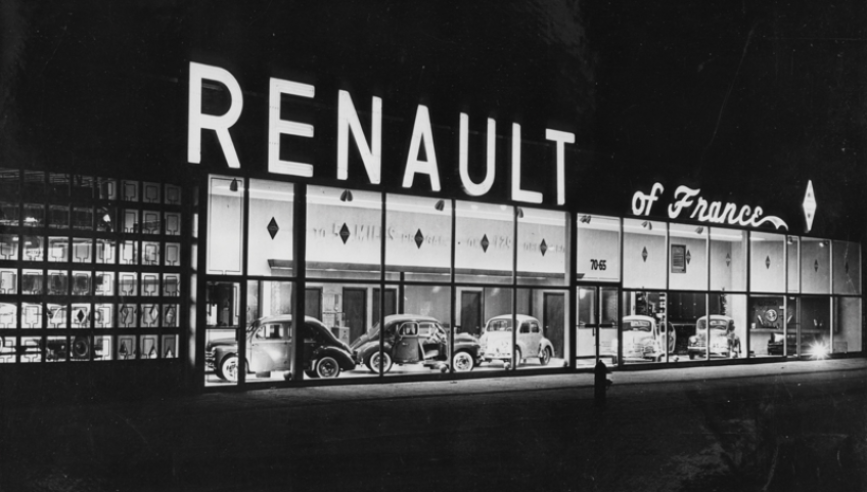 Das Schaufenster des Renault-Händlers in Washington im Jahr 1955. Im Inneren ist der Star der Ausstellung zu sehen: der 4CV! © IXO Collections SAS - Tous droits réservés. Crédits photo © Renault D.R. / Archives et Collections