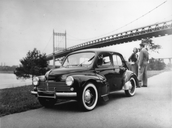Eine andere USA-Version des 4CV mit seinen Weißwandreifen, fotografiert unter einer New Yorker Brücke im Jahr 1950. © IXO Collections SAS - Tous droits réservés. Crédits photo ©  Renault D.R. / Archives et Collections