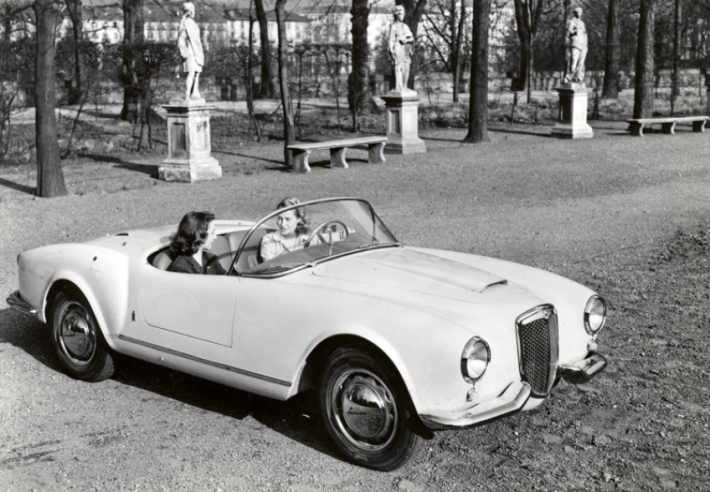 The extraordinarily pure lines of the bodywork, with its stylish radiator grille extending from the air intake on the bonnet.© IXO Collections SAS - Tous droits réservés. Crédits photo © Lancia D.R.