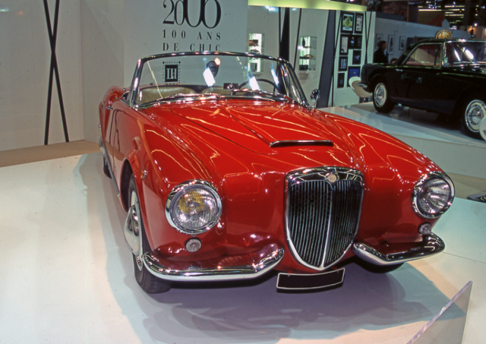 The lines of the Aurelia B24 are reminiscent of those of the Alfa Romeo Giulietta spider, another Pinin Farina masterpiece. © IXO Collections SAS - Tous droits réservés. Crédits photo © Lancia D.R.