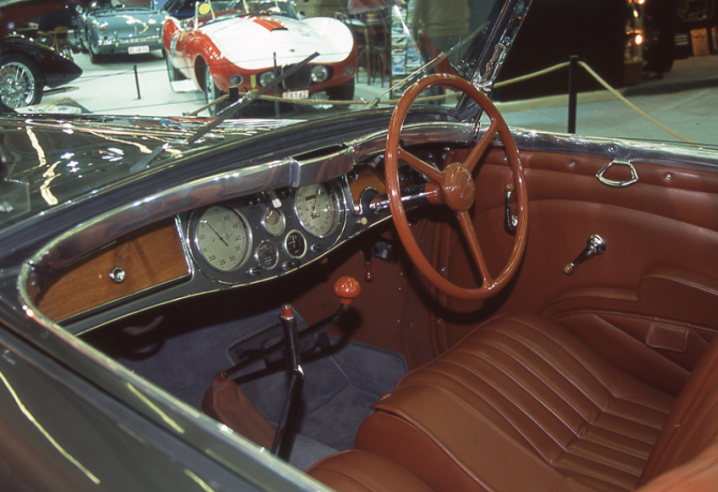 L'abitacolo di questa cabriolet era particolarmente curato, ma senza eccessivo lusso. La strumentazione del cruscotto fu realizzata dal produttore italiano di apparecchiature Metron, su licenza di Jaeger. © IXO Collections SAS - Tous droits réservés. Crédits photo © Lancia D.R.