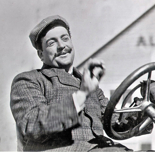 Before building his own cars, Vincenzo Lancia was an excellent racing driver. Here he is at the wheel of a Fiat competing in the 1905 Vanderbilt Cup. © IXO Collections SAS - Tous droits réservés. Crédits photo © Lancia D.R.