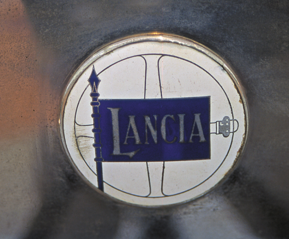 The "modern" Lancia emblem with the spear and steering wheel appeared on the grilles of the Kappa and Lambda models from 1922. © IXO Collections SAS - Tous droits réservés. Crédits photo © Lancia D.R.
