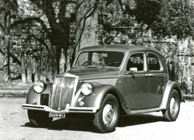 The body offers plenty of room for four people and is easy to access thanks to its doors opening in opposite directions and the absence of a central upright.  © IXO Collections SAS - Tous droits réservés. Crédits photo © Lancia D.R.