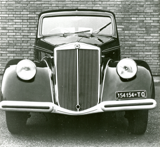 The characteristic Lancia Aprilia grille will be continued on the Aurelia. Like all pre-war Lancia models, the Aprilia had right-hand drive. © IXO Collections SAS - Tous droits réservés. Crédits photo © Lancia D.R.