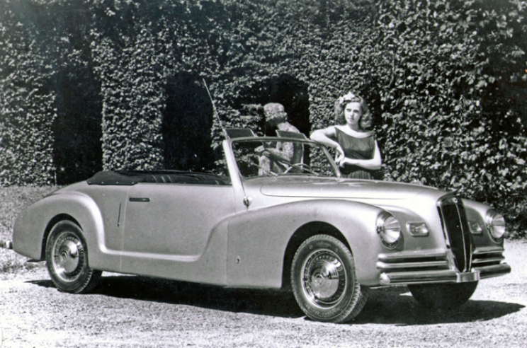 The Aprilia's post-war catalogue was still full of elegant convertibles, such as this four-seater designed by Pinin Farina in 1949. © IXO Collections SAS - Tous droits réservés. Crédits photo © Lancia D.R.