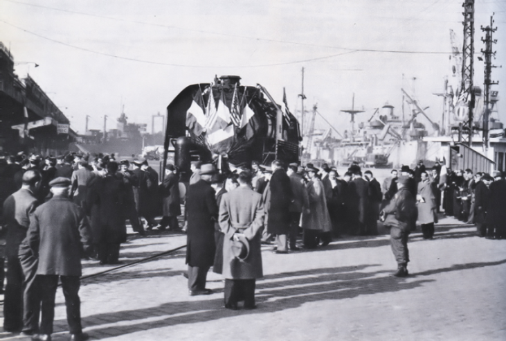 The debarkation of the first 141-R in Marseille, 141-R-466, on 17 November 1945.  The locomotive is lavishly decorated. © IXO Collections SAS - Tous droits réservés. Crédits photo © Collection Trainsconsultant-Lamming