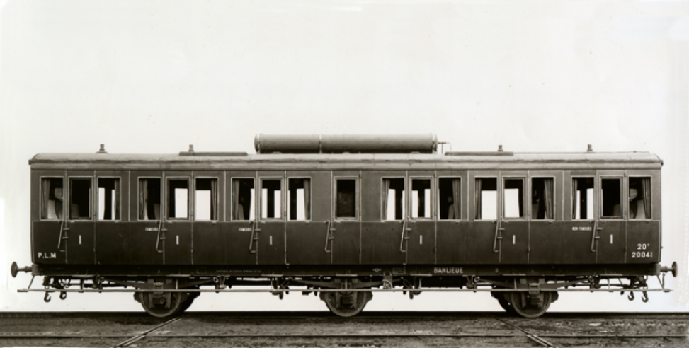 A 1910 PLM "trois pattes" in 1st class. As the compartments are larger, there are only six compartments, not including the central WC. © IXO Collections SAS - Tous droits réservés. Crédits photo © Collection Trainsconsultant-Lamming