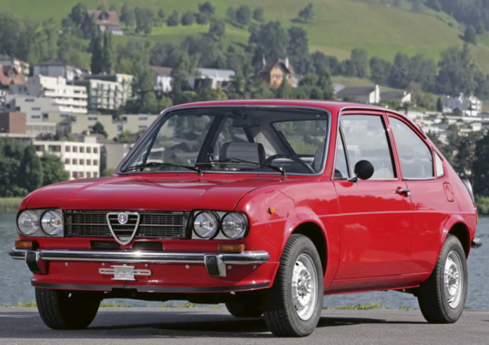 With over a million units produced between 1972 and 1984, the Alfasud designed by Giorgetto Giugiaro (Italdesign) remains Alfa Romeo's most successful commercial model. © IXO Collections SAS - Tous droits réservés. Crédits photo © Lancia D.R.