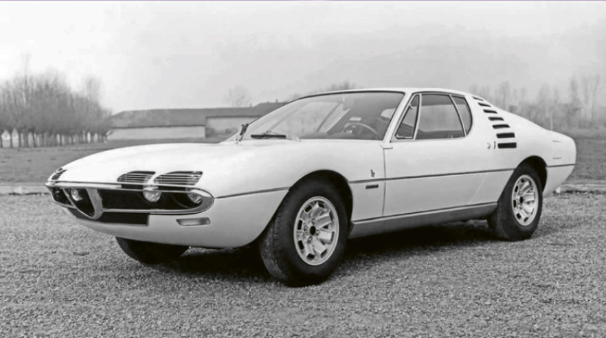 The Montreal of 1969 allowed Alfa Romeo to return to the top-of-the-range sports car category, which it had abandoned after the 2600 coupé and spider. © IXO Collections SAS - Tous droits réservés. Crédits photo © Lancia D.R.