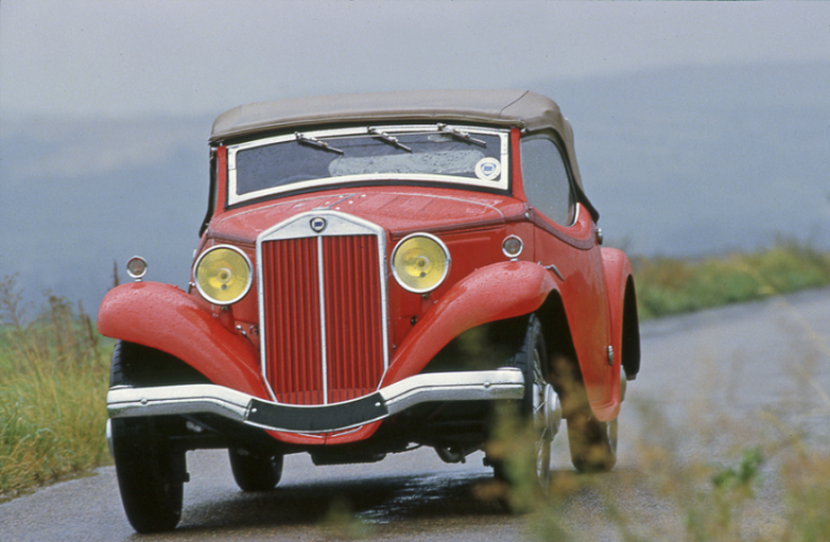 Der Lancia Belna war als Rohchassis erhältlich, auf dem eine Karosserie von einem externen Karosseriebauer aufgebaut werden konnte, wie z.B. Pourtout, der einige der schönsten Cabriolets für dieses Modell baute.© IXO Collections SAS - Tous droits réservés. Crédits photo © Lancia D.R.