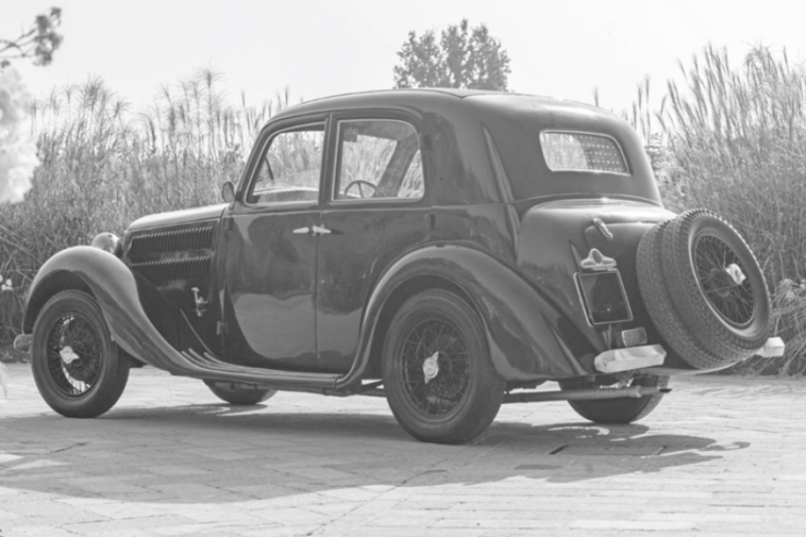 Mit seiner selbsttragenden Karosserie (eine Neuheit zu dieser Zeit) hatte der Lancia Augusta trotz seiner immer noch klassischen Silhouette eine zeitgemäße abgesenkte Karosserielinie. © IXO Collections SAS - Tous droits réservés. Crédits photo © Lancia D.R.