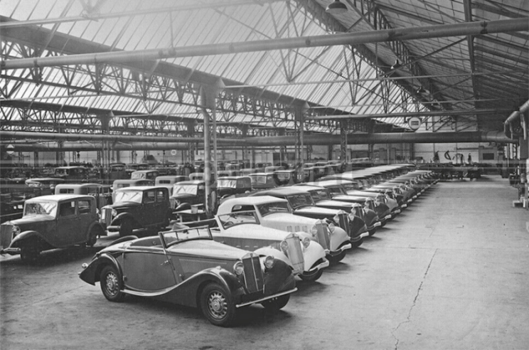 Blick in die Fabrikhalle des Lancia-France-Werks in Bonneuil-sur-Marne, wo die Fahrzeuge für die Auslieferung bereitstehen, darunter auch Limousinen mit extern gefertigten Sonderkarosserien. © IXO Collections SAS - Tous droits réservés. Crédits photo © Lancia D.R.