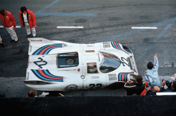 Em 1971, foi testada uma versão “curta” do 917 com duas grandes asas traseiras para melhorar a estabilidade a alta velocidade. © IXO Collections SAS - Tous droits réservés. 
