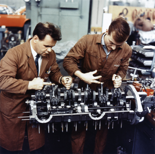 Os engenheiros Valentin Schäffer, à esquerda, e Gerhard Küchle, à direita, desempenharam um papel fundamental no desenvolvimento do motor de 12 cilindros do 917, que continua a ser o único motor Porsche com esta divisão de cilindrada. © IXO Collections SAS - Tous droits réservés. 