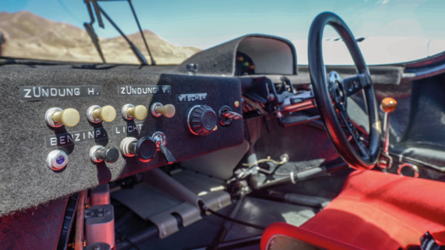 Em cima, uma vista do habitáculo funcional do 917 KH, muito avançado devido ao tamanho do motor obtido pelo acoplamento de dois 911 de seis cilindros.  © IXO Collections SAS - Tous droits réservés. 